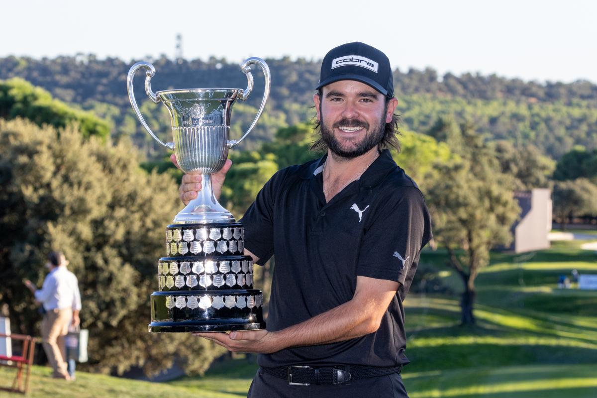 Ángel Hidalgo, con el trofeo de campeón del Open de España 2024. Fotos: Miguel Ángel Ros / CCVM