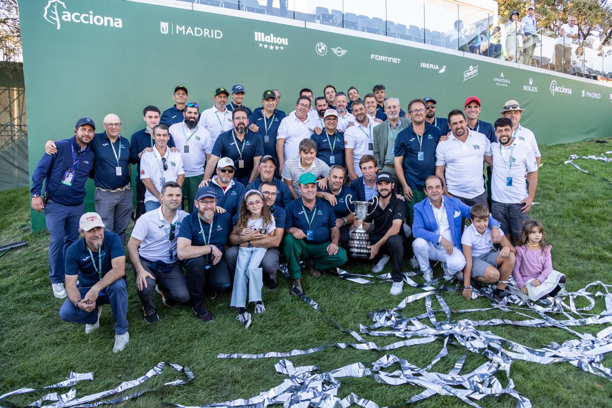 El campeón, con los Hombres de Verde, el alcalde de Madrid y representantes del Club.