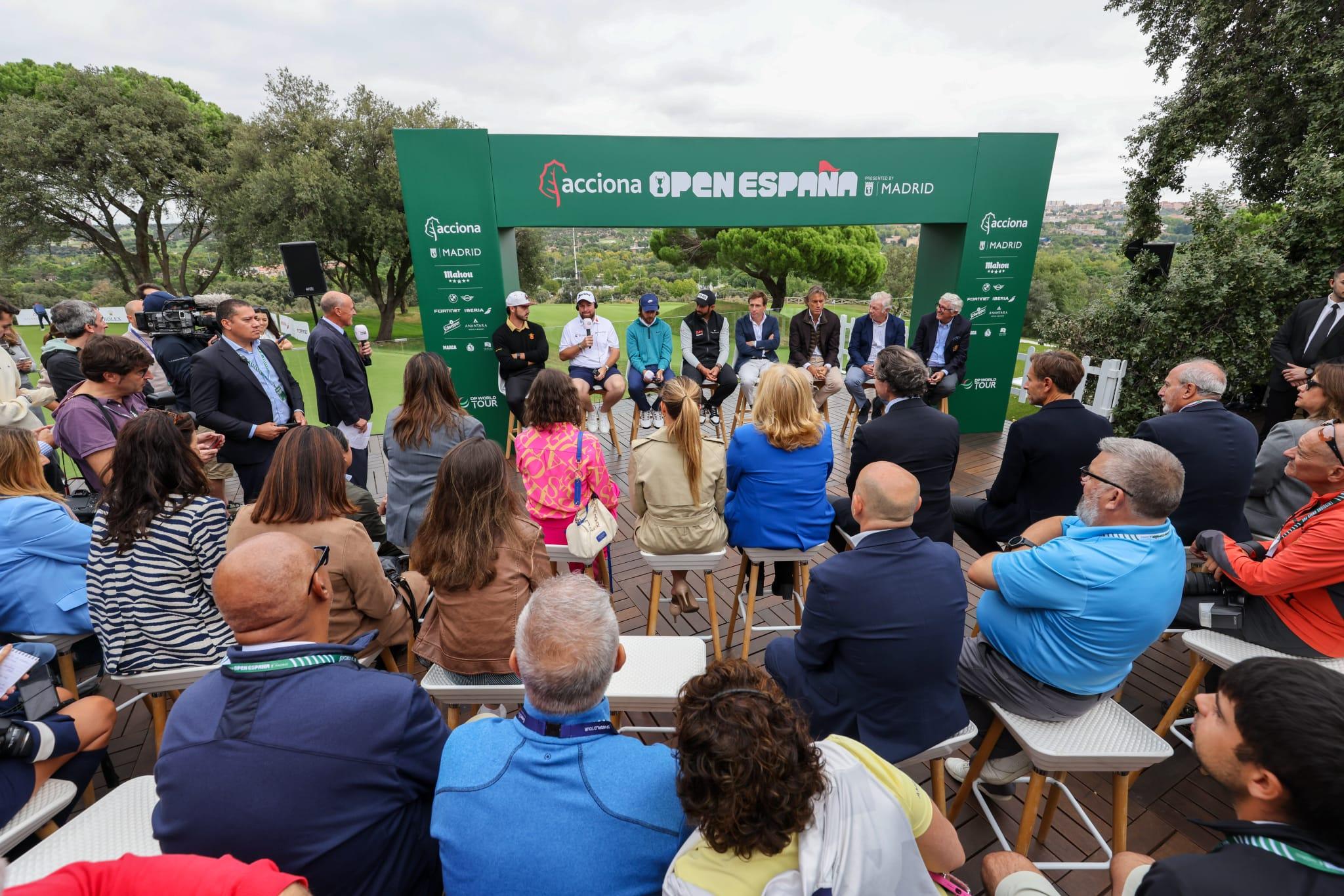 Numeroso público durante la presentación del Open de España de golf.