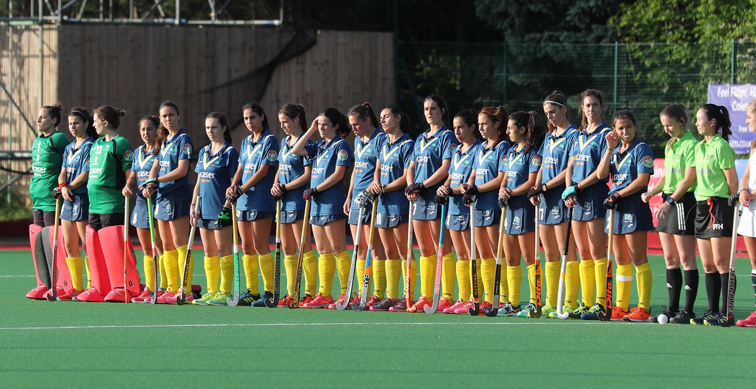 Las 18 jugadoras del Club posan antes del partido. Foto: Stefan Deems