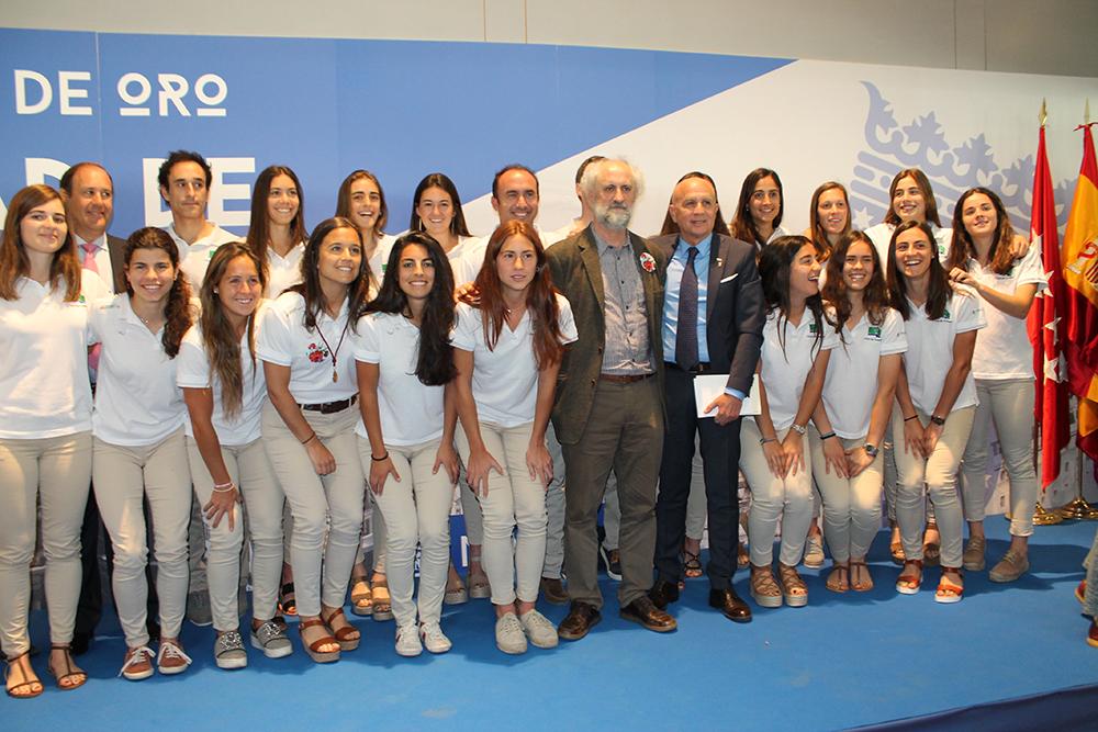 Luis Cueto, Joaquín Ballesteros e Ignacio Monsalve con las jugadoras