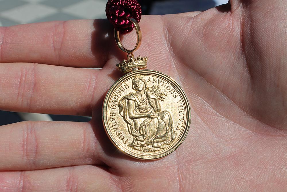 Detalle de la medalla de oro de Madrid en la mano de Edu Aguilar