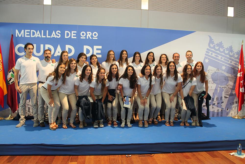 Jugadoras y cuerpo técnico en el escenario del auditorio