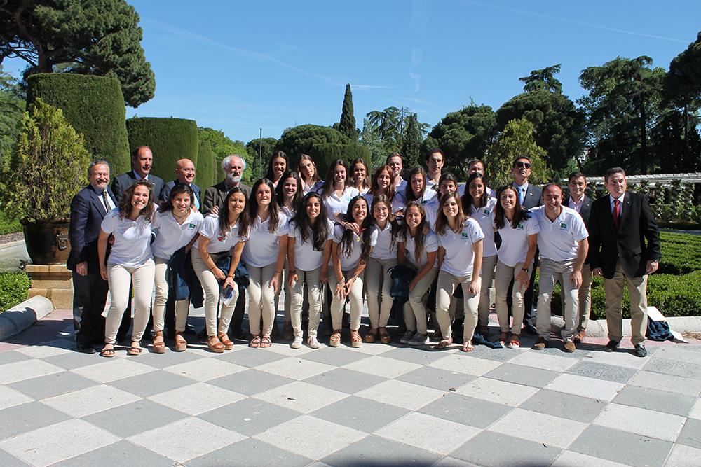 Jugadoras, cuerpo técnico y directivos en los Jardines de Cecilio Rodríguez