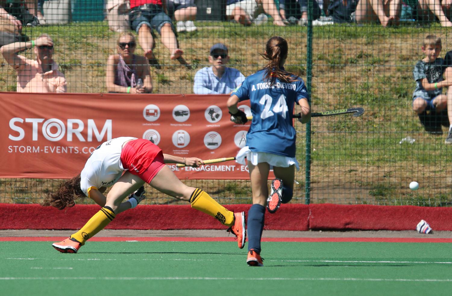 Remate a puerta de una jugadora holandesa en presencia de Alejandra Torres-Quevedo. Foto: Stefan Deems