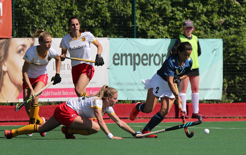 Rocío Gutiérrez supera a tres jugadoras holandesas. Foto: Stefan Deems