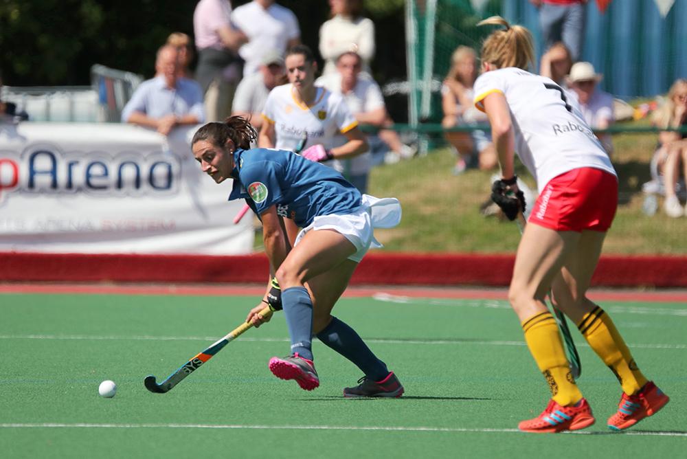 Bea Pérez pasa a una compañera. Foto: Stefan Deems