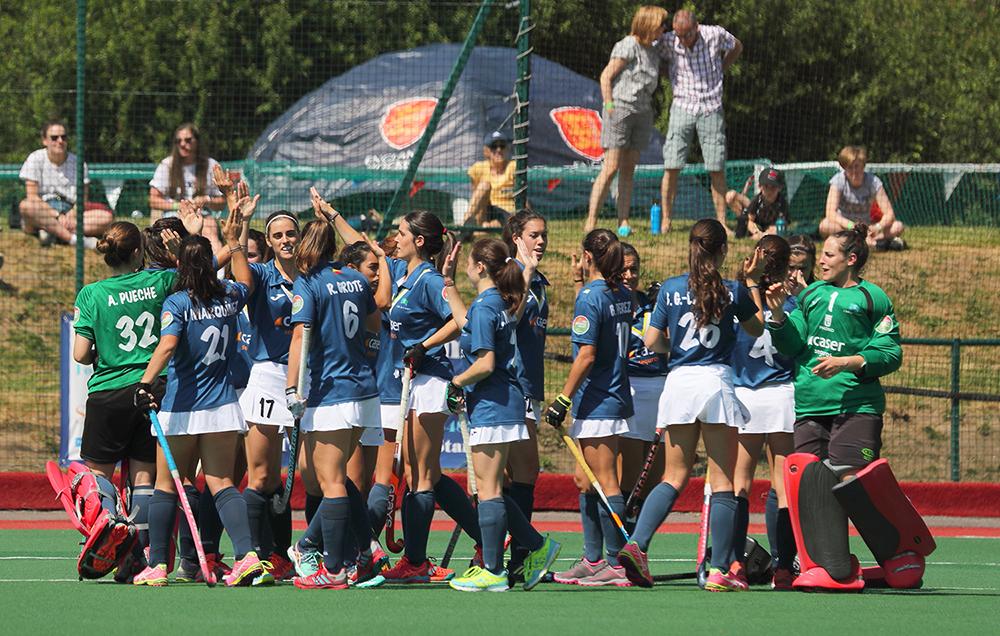 Las jugadoras del Club se animan antes del comienzo del partido. Foto: Stefan Deems