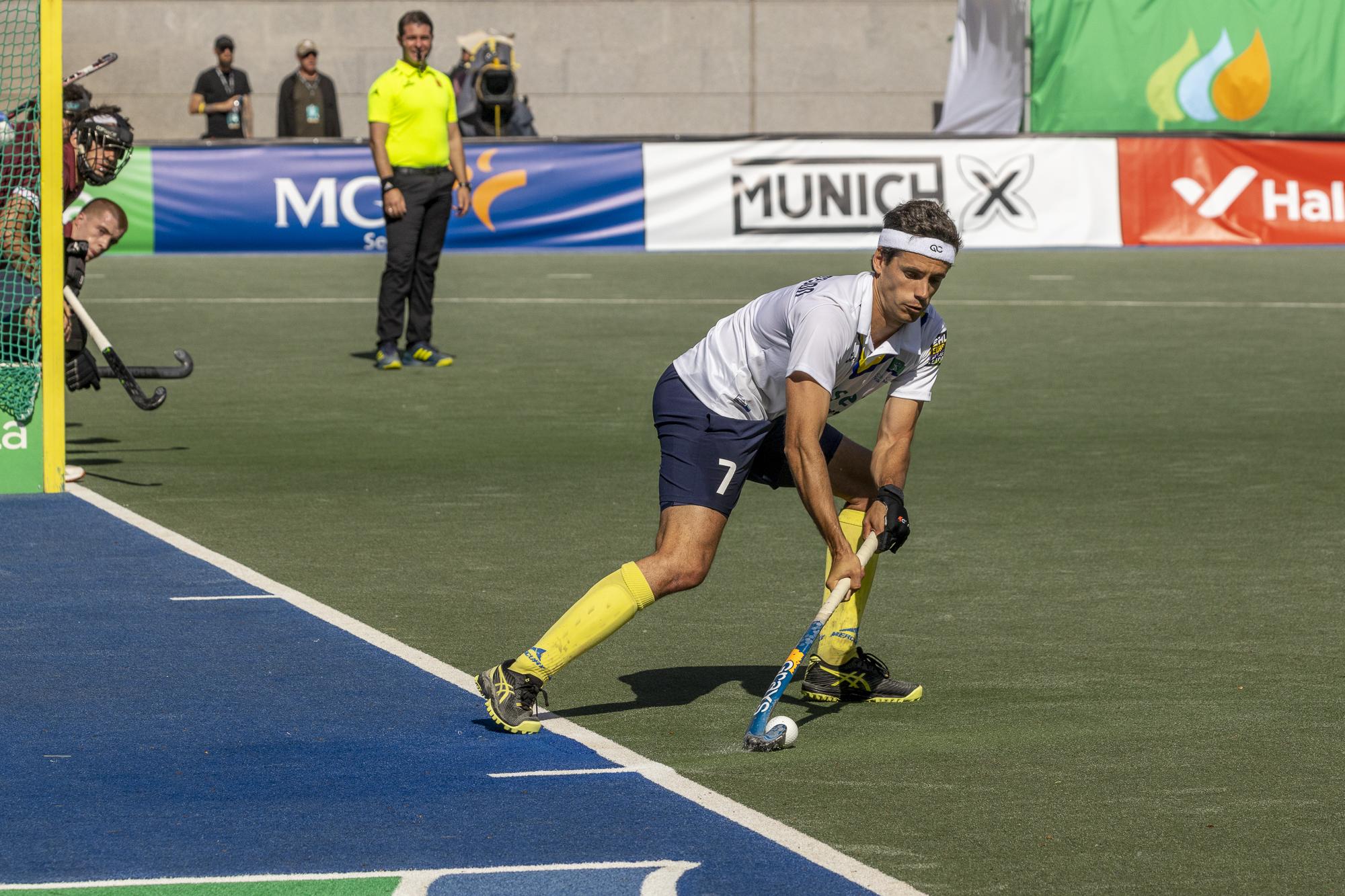 Quique González de Castejón saca un penalti córner.