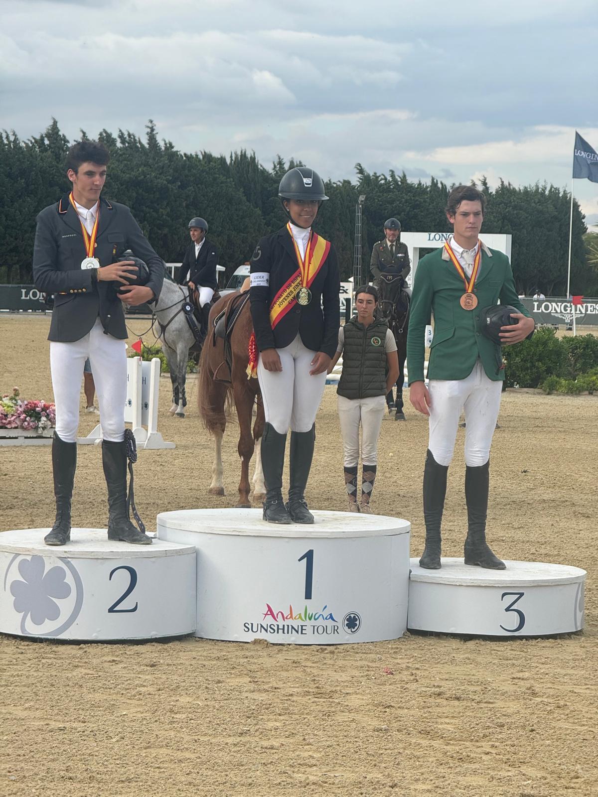 Juan Riva (izda.)y Emilio García-Torres (dcha.), en el podio del Campeonato de Jóvenes Jinetes.