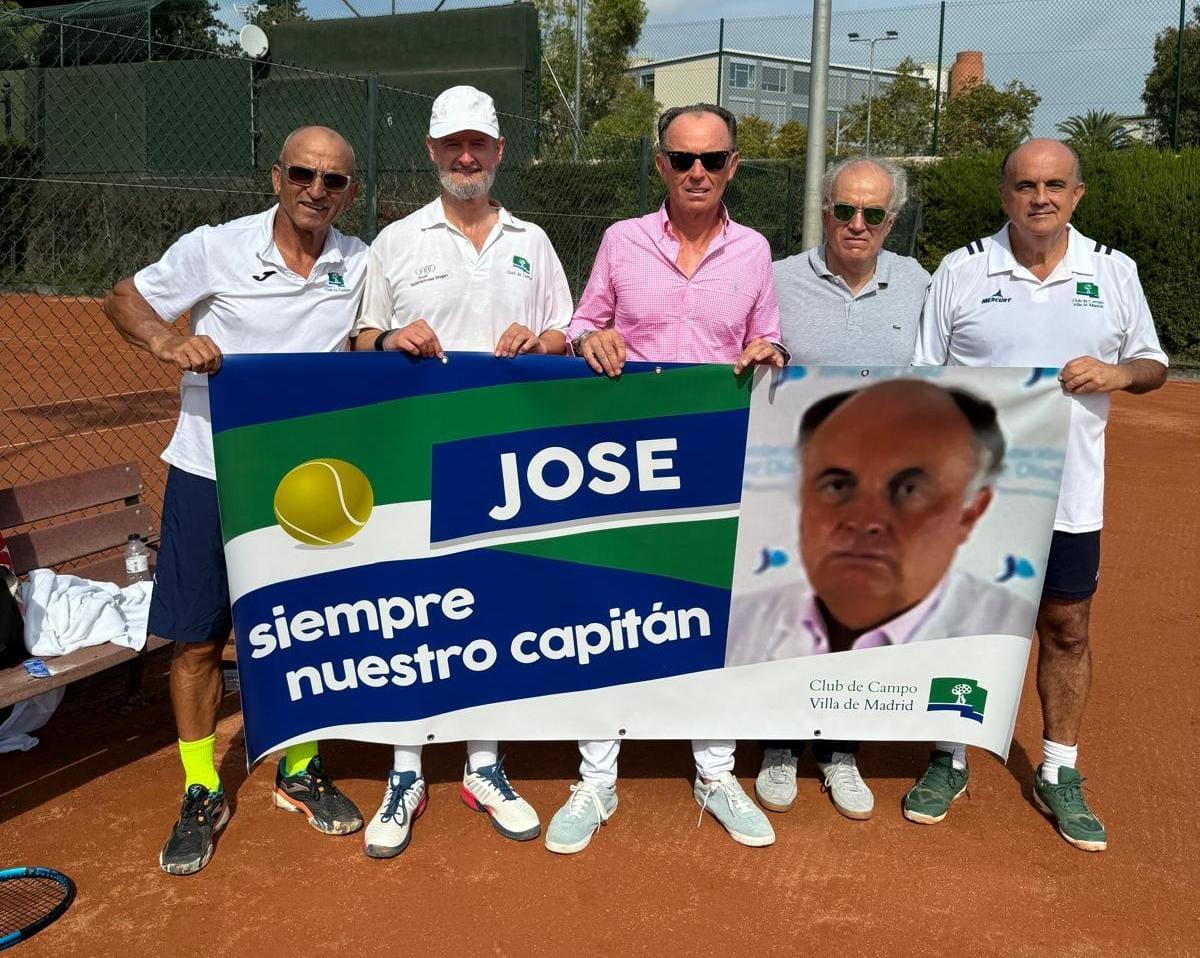 El equipo de tenis CCVM +60 homenajea a José Zapatero. Foto: Ftm