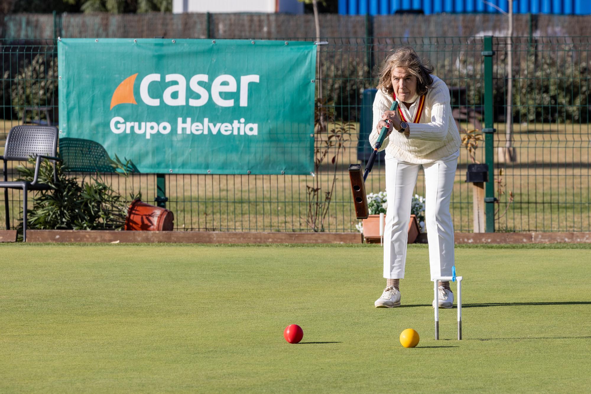 Una jugadora mira la trayectoria de una bola.