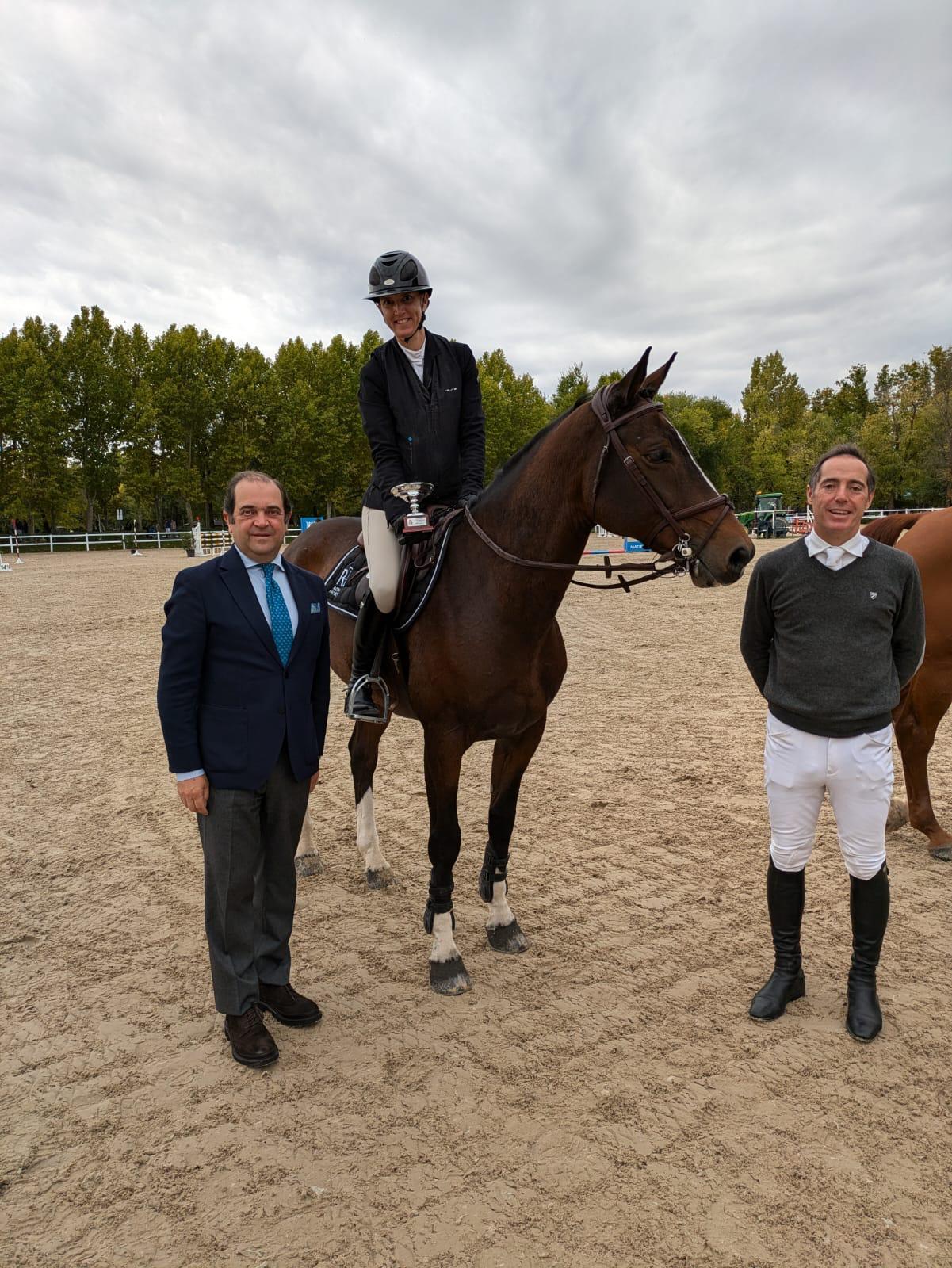  Ophélie Richard, campeona del CSN2* disputado en el Club, con el director de Deportes CCVM, Jesús Barrera (izda.) y el delegado de hípica, Alfredo Revuelta.