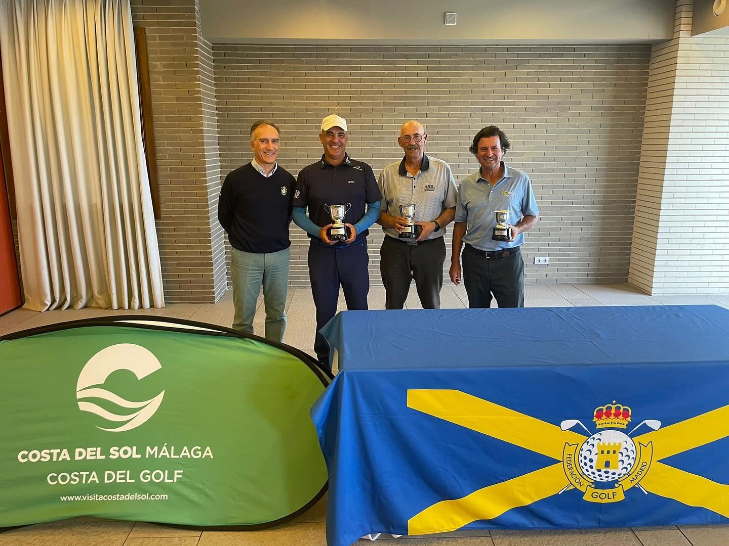 Carlos Balmaseda (2º izda.), en la entrega de premios del Campeonato de Madrid de profesionales sénior. Foto: FedGolfMadrid