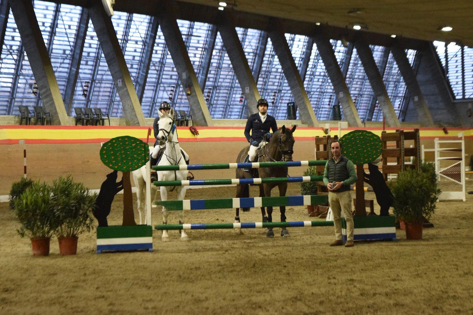 El jinete Álvaro Díaz García (en el centro), primero en el Gran Premio del CSN3*, y la amazona Ana García-Torres Solano (izda.), segunda. 