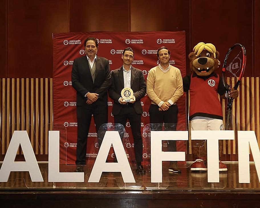 El jefe de Deportes CCVM, Guillermo Sánchez (en el centro), recoge el premio concedido al Club. Foto: CDP / FTM