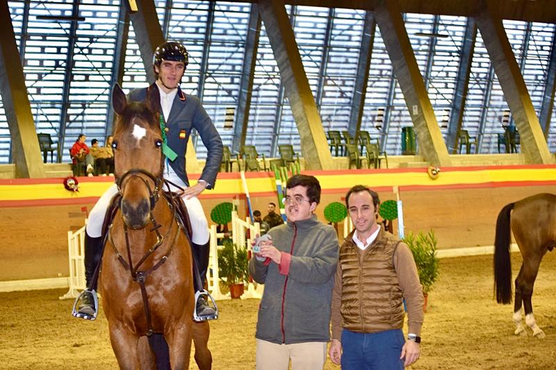 Juan Riva Gil, jinete CCVM, recibe el premio de la grande del primer día del CSN3* CCVM.