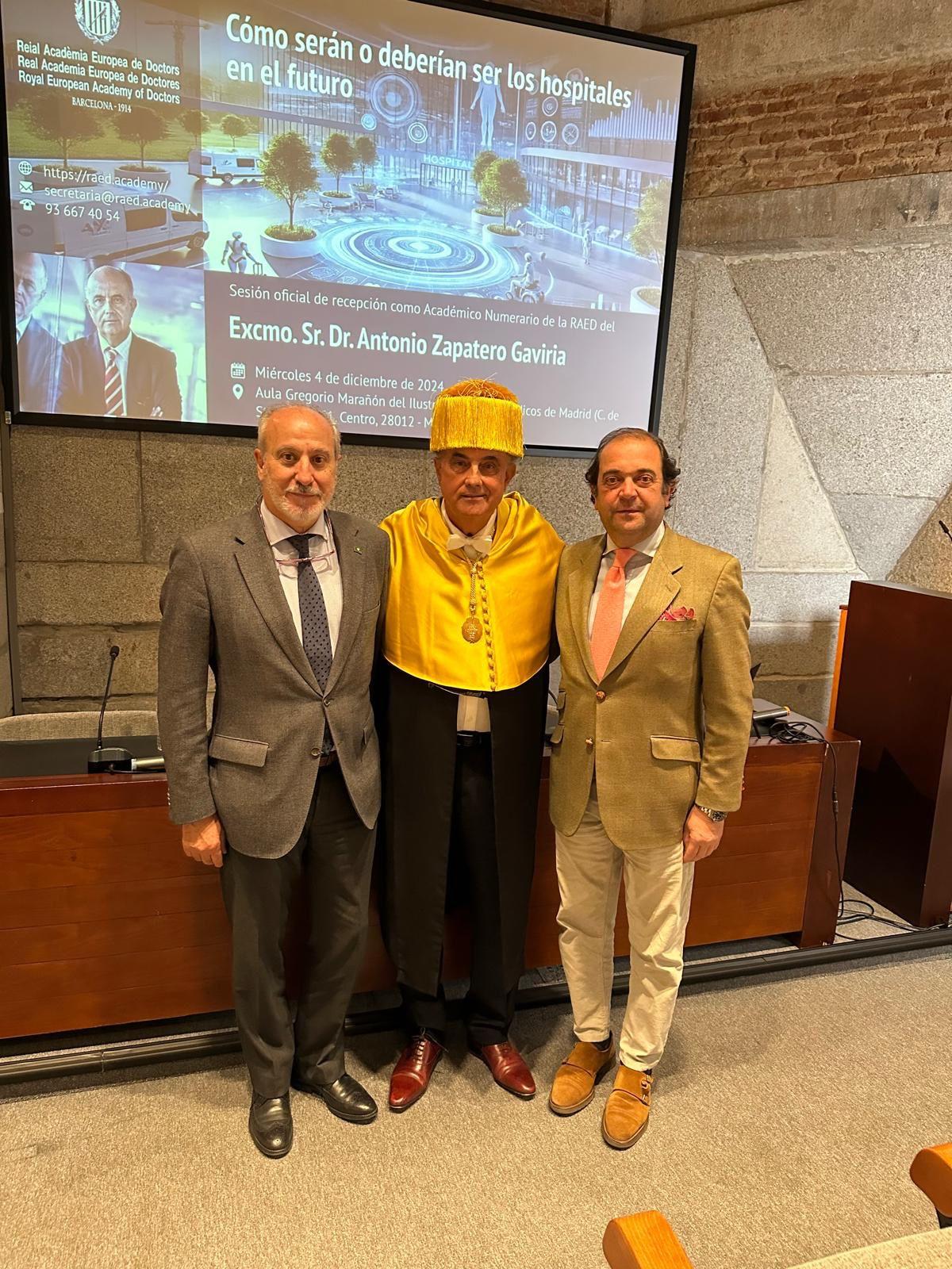 Antonio Zapatero (centro), junto al gerente CCVM, Juan Carlos Vera (izda.), y el director de Deportes, Jesús Barrera.