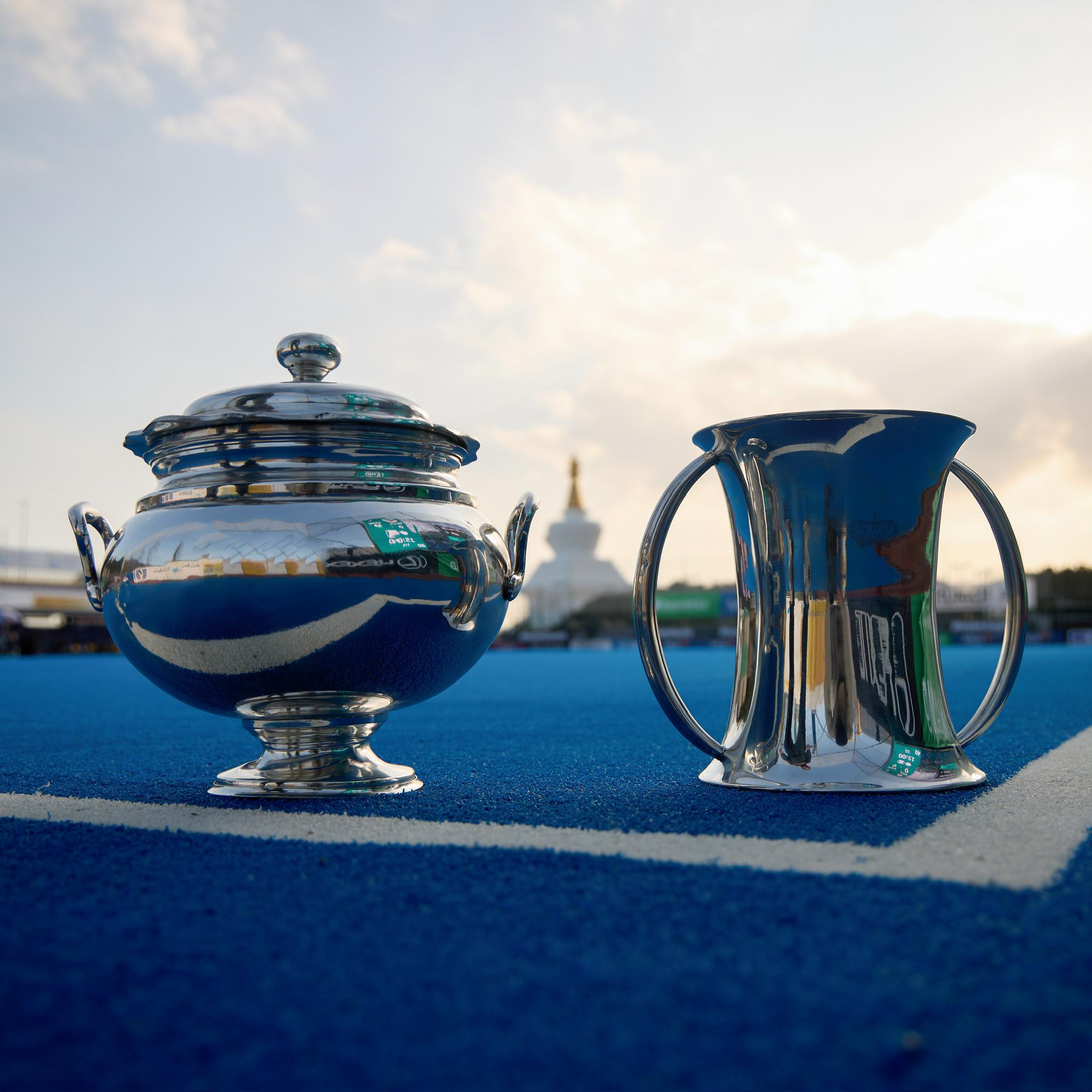 Trofeos de la Copa del Rey y de la Reina de hockey sobre hierba.