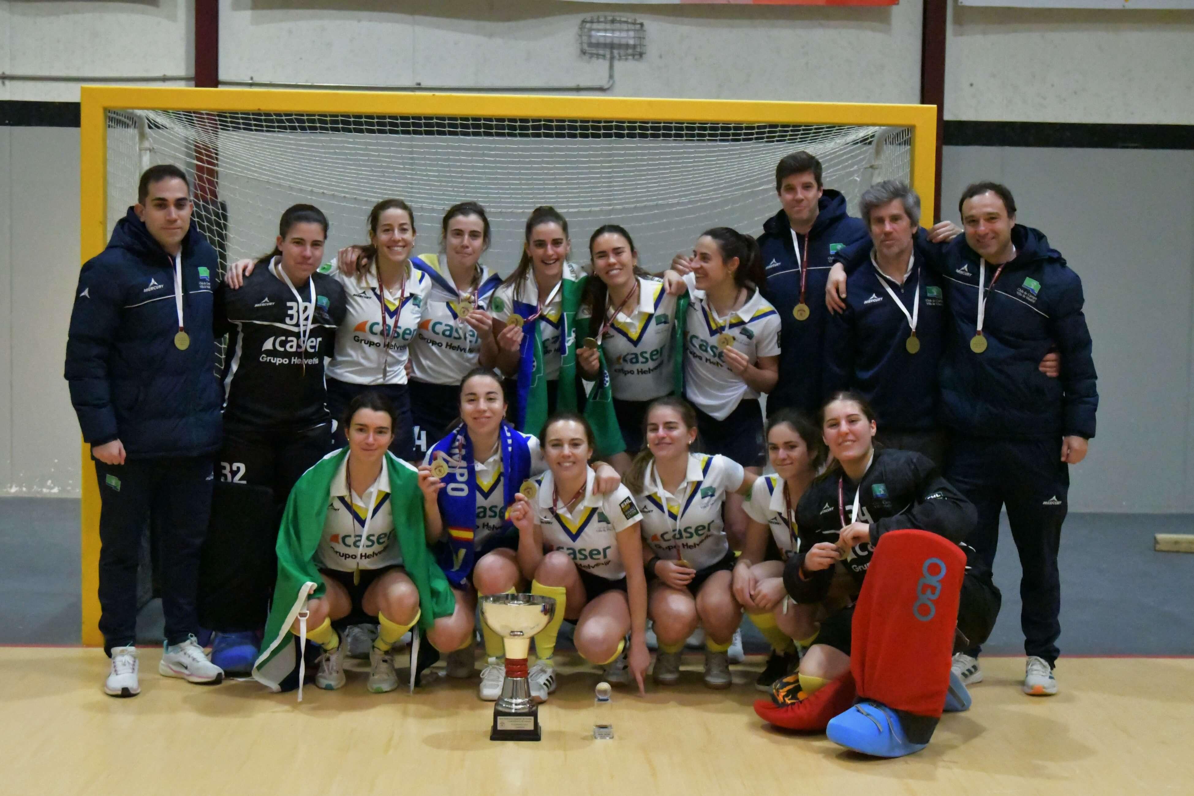 Las jugadoras del Club, con la copa de campeonas. Foto: Jordi Gestí