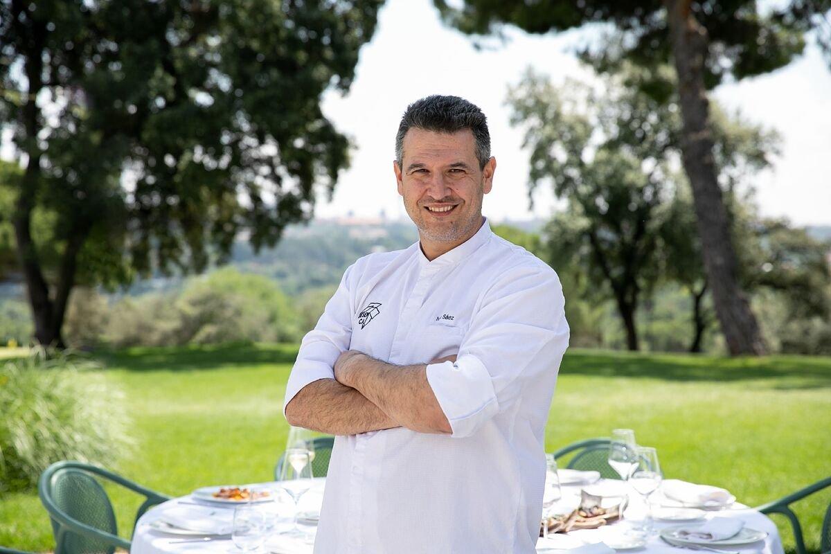 El cocinero Iván Sáez, en la terraza del Chalet Social del Club.