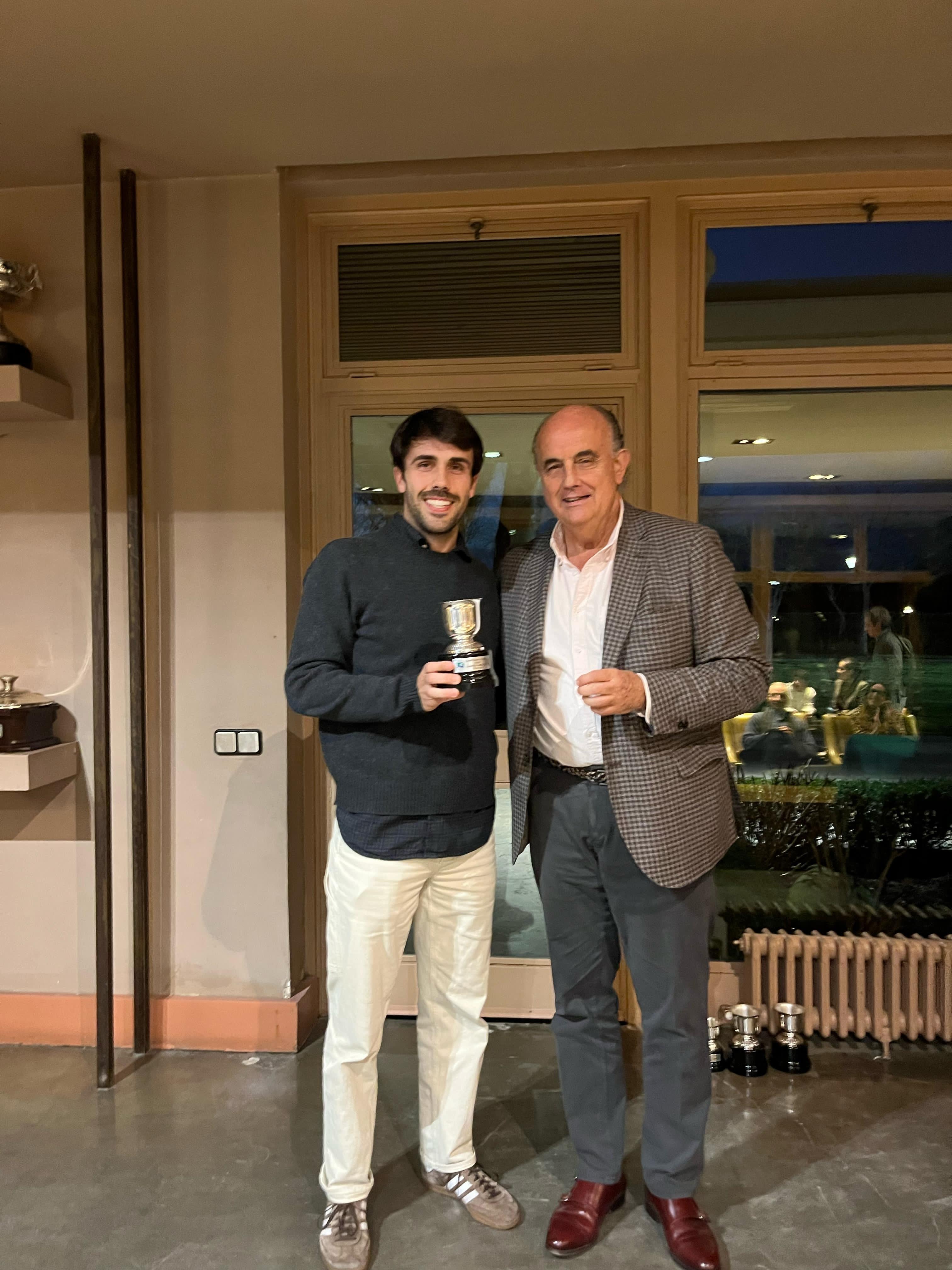 El campeón de tenis, Ignacio Álvarez de Mon, junto con el delegado de tenis, Antonio Zapatero.