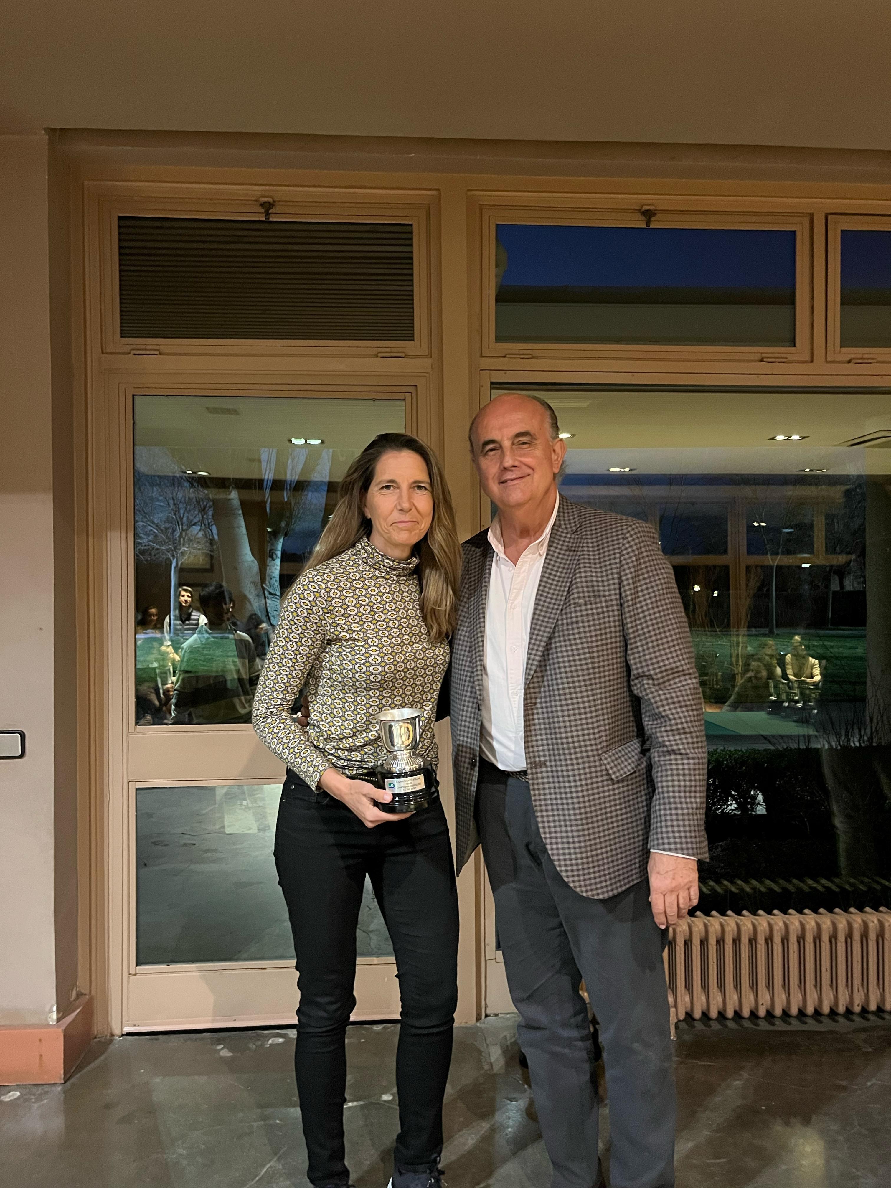 Alejandra Vilariño, campeona absoluta de tenis, posa con el delegado de tenis, Antonio Zapatero.