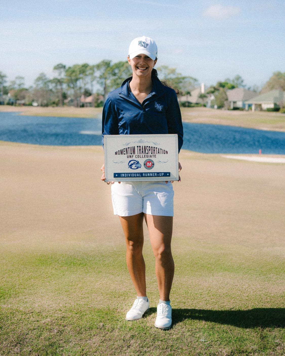 La abonada Casilda Allendesalazar luce el diploma de su segundo puesto en el torneo de golf Momentum Transportation UNF Collegiate.