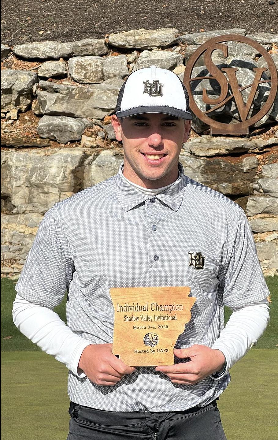 El golfista José Manuel Peralta Molina, con el trofeo de Shadow Valley Invitational.