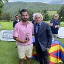El golfista José Domingo Osma recibe el trofeo de campeón. Foto: Rfegolf