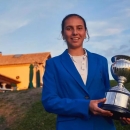 Cayetana Fernández, con el trofeo de campeona en la Real Sociedad Hípica. Foto: FedGolfMadrid