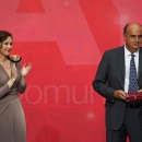 La presidenta de la Comunidad de Madrid, Isabel Díaz Ayuso, y Antonio Zapatero, con el reconocimiento recibido el 2 de mayo.