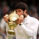 Carlos Alcaraz besa la copa de campeón de Wimbledon.