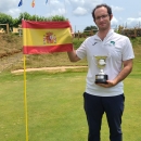 El golfista Fernando Mata Tornos, con el trofeo de campeón.