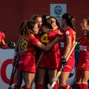 Las jugadoras de la selección española femenina de hockey hierba celebran un gol.