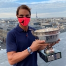 Rafa Nadal muestra el trofeo de campeón de Roland Garros 2020.